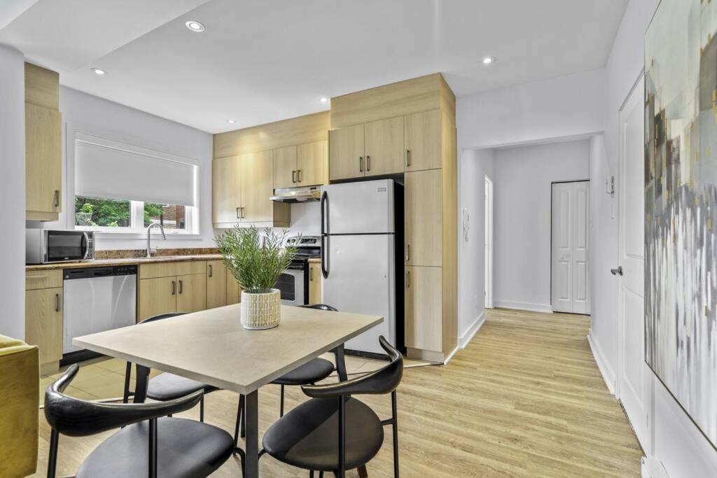 Stylish 2 Bedroom Haven By Jean Talon Market Montreal Exterior foto